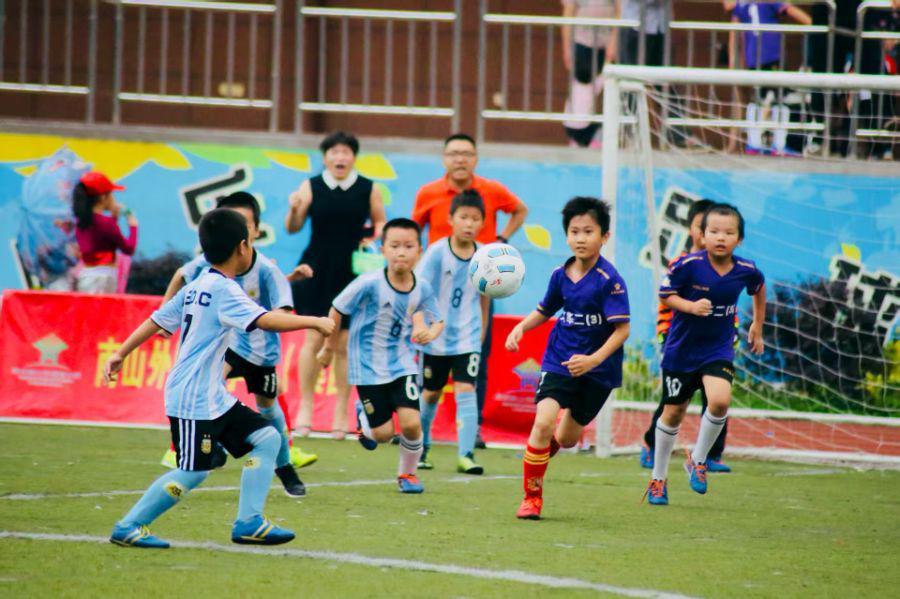 开云APP-绿茵场撬动“双城记”